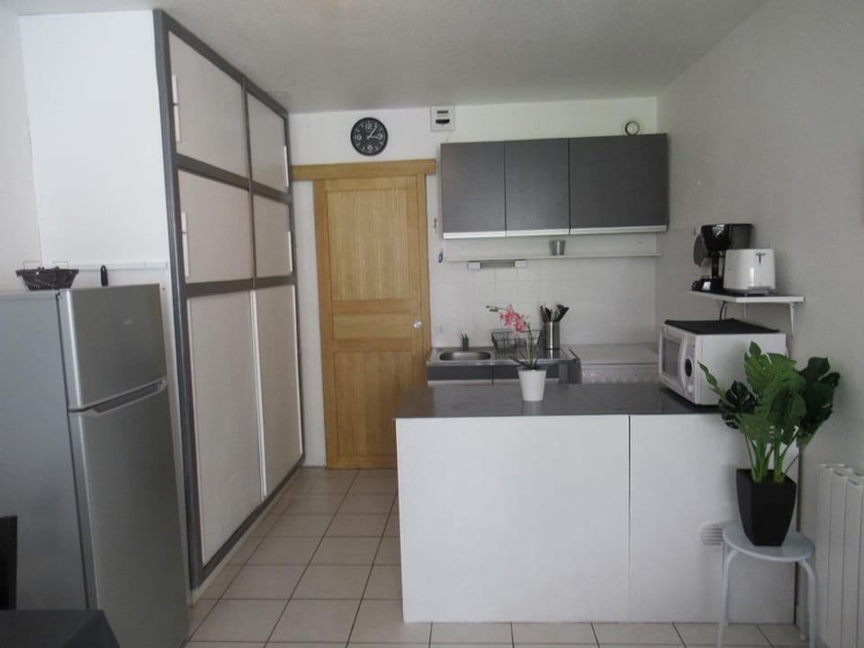 Charmant Studio Cabine avec Jardin - Proche Plage et Commerces - Parking Sécurisé - FR-1-307-118 Cabin in Le Grau-du-Roi