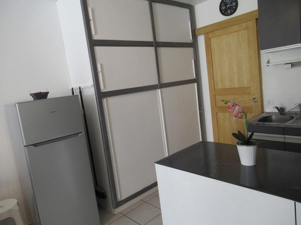 Charmant Studio Cabine avec Jardin - Proche Plage et Commerces - Parking Sécurisé - FR-1-307-118 Cabin in Le Grau-du-Roi