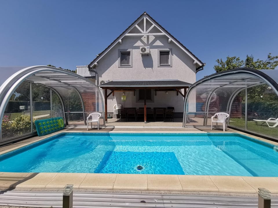 Property building, Garden, Swimming pool, Swimming pool