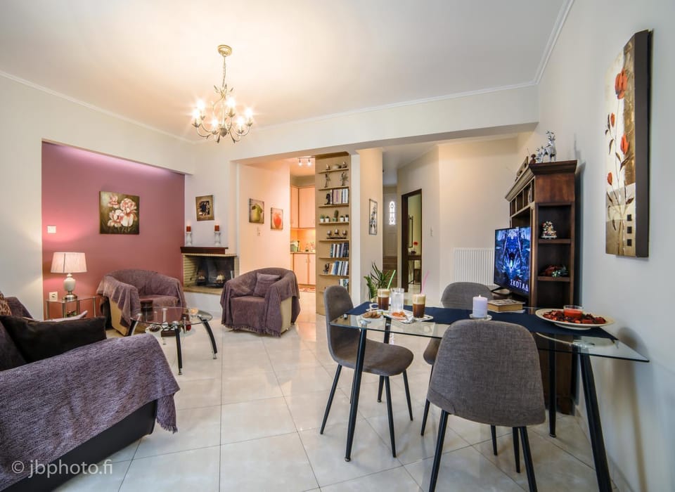 TV and multimedia, Kitchen or kitchenette, Living room, Seating area, Dining area