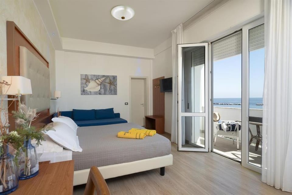 Photo of the whole room, Sea view