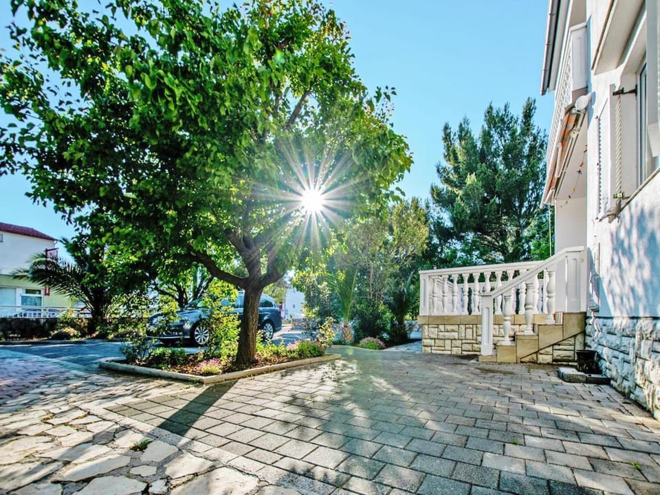 Neighbourhood, Dining area