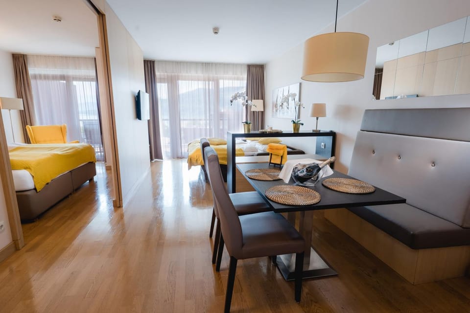 Seating area, Dining area