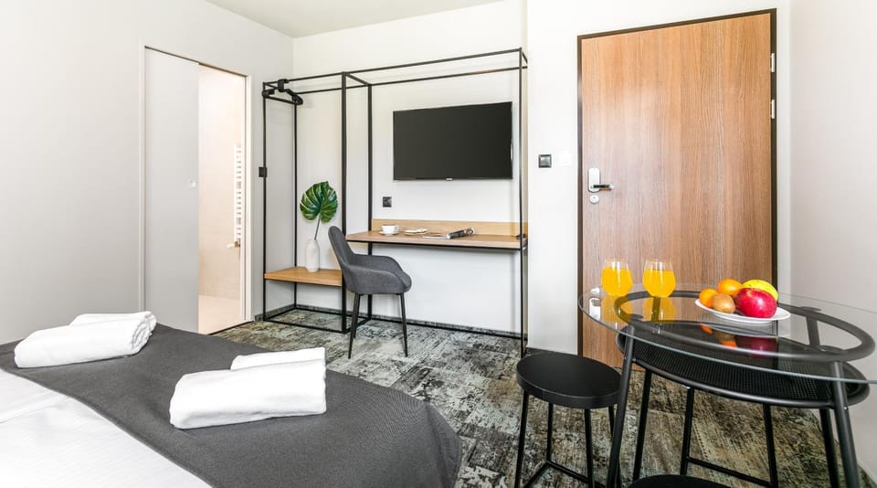 TV and multimedia, Other, Seating area, Bedroom
