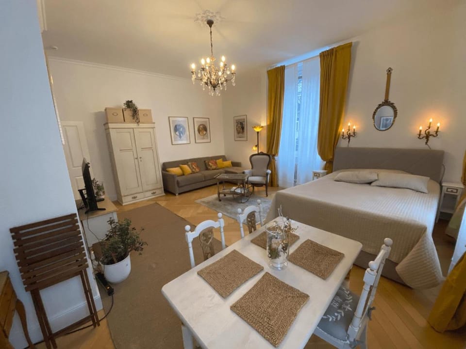 Restaurant/places to eat, wardrobe