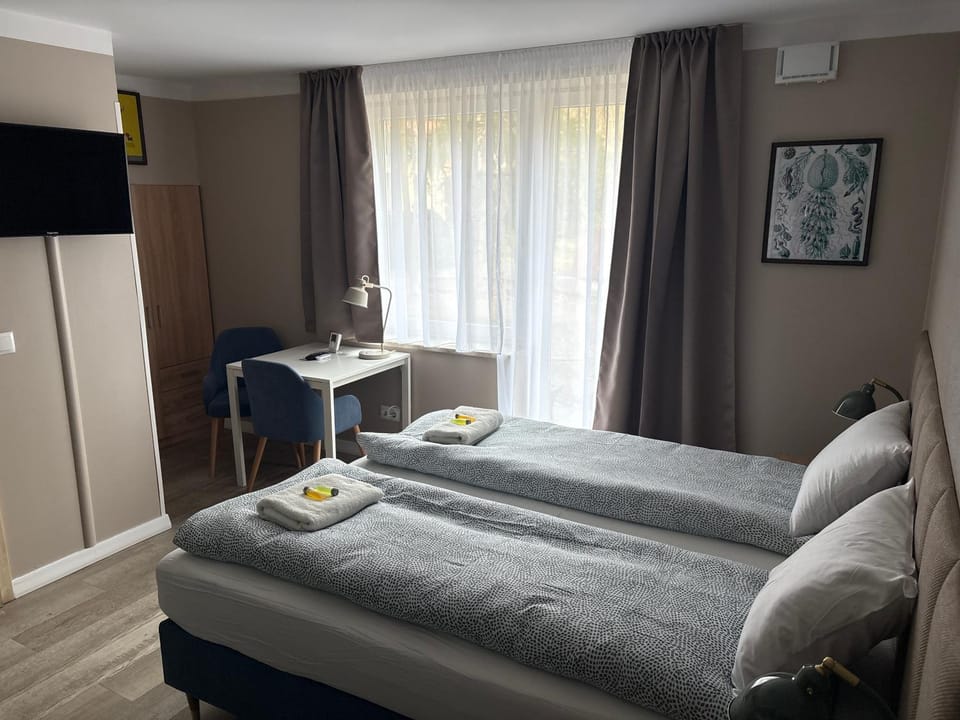 Bed, TV and multimedia, Living room, Photo of the whole room, Seating area, Bedroom, towels