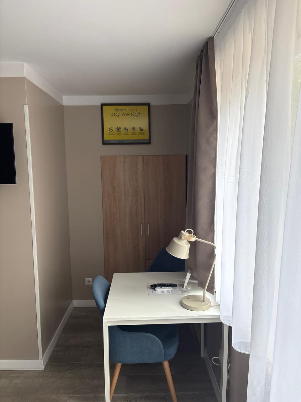 Photo of the whole room, furniture, wardrobe