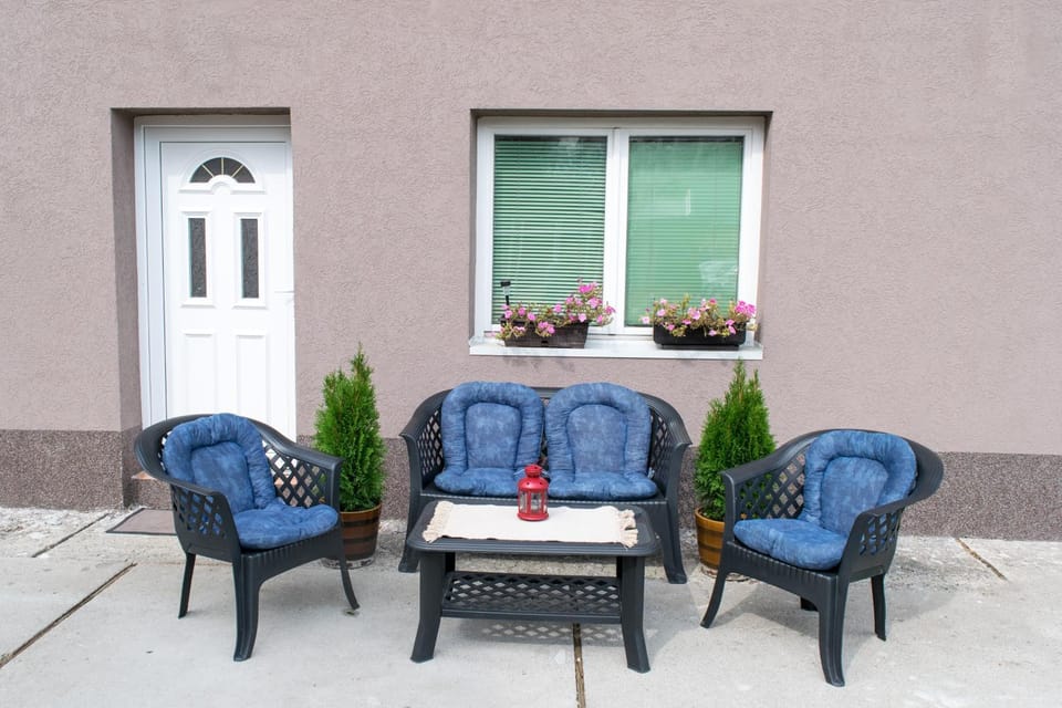 Patio, Day, Balcony/Terrace, Seating area