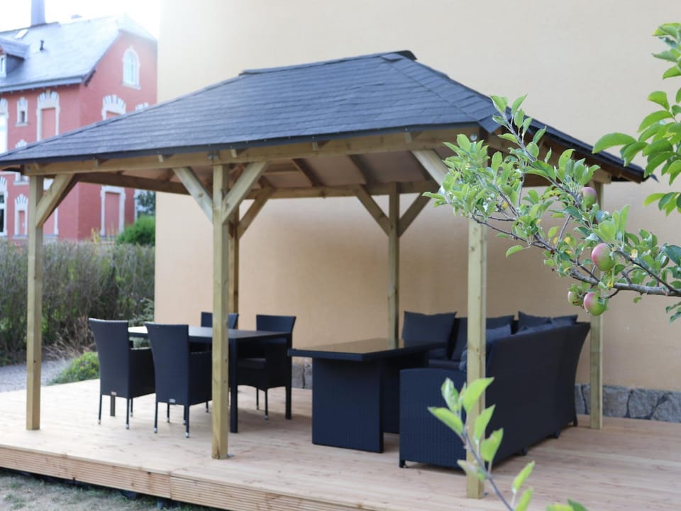 Property building, Garden, Balcony/Terrace