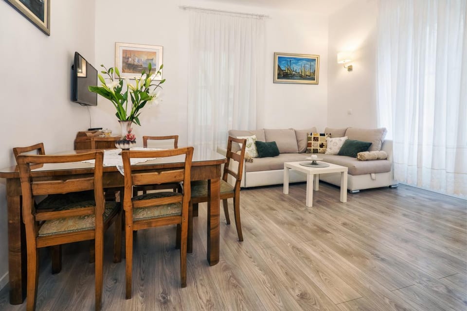 City center Secession charm near National Theatre Apartment in Split