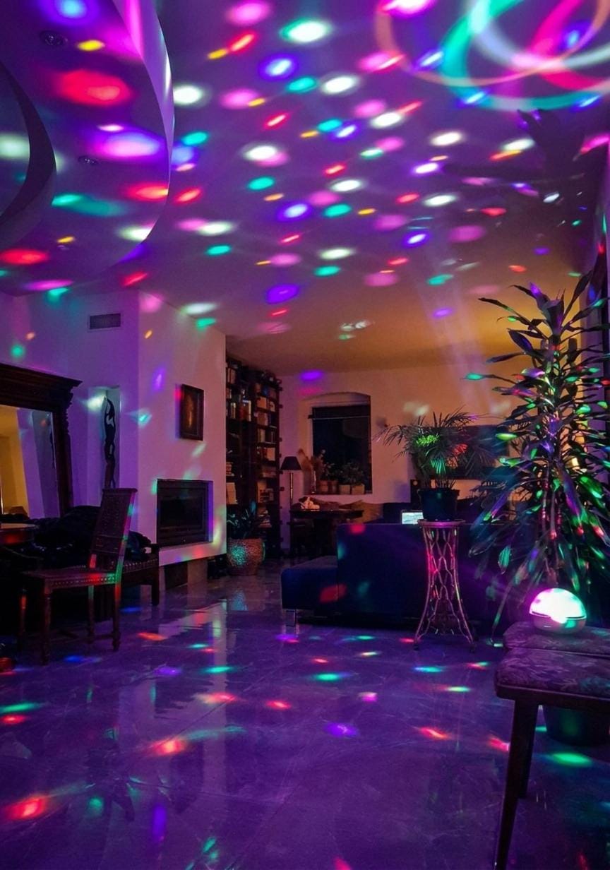 Communal lounge/ TV room, People, Living room, Evening entertainment, group of guests