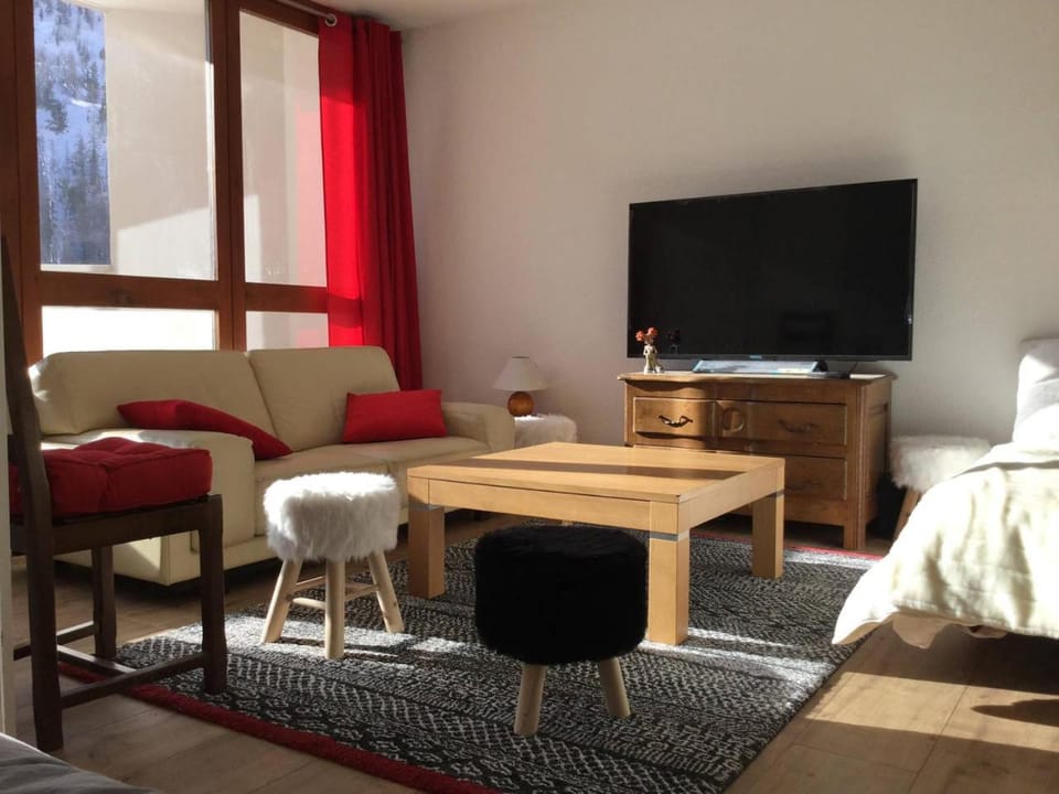 Bed, TV and multimedia, Living room