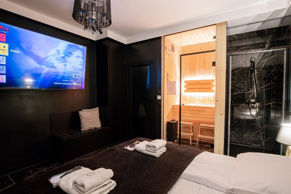 Shower, Bed, Sauna, TV and multimedia, Bedroom, towels