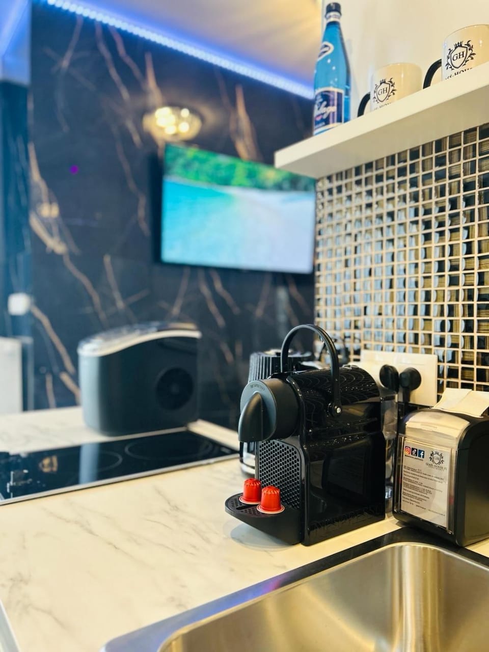 Coffee/tea facilities, Kitchen or kitchenette, stove
