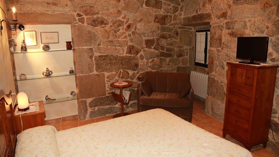 Bed, TV and multimedia, Bedroom