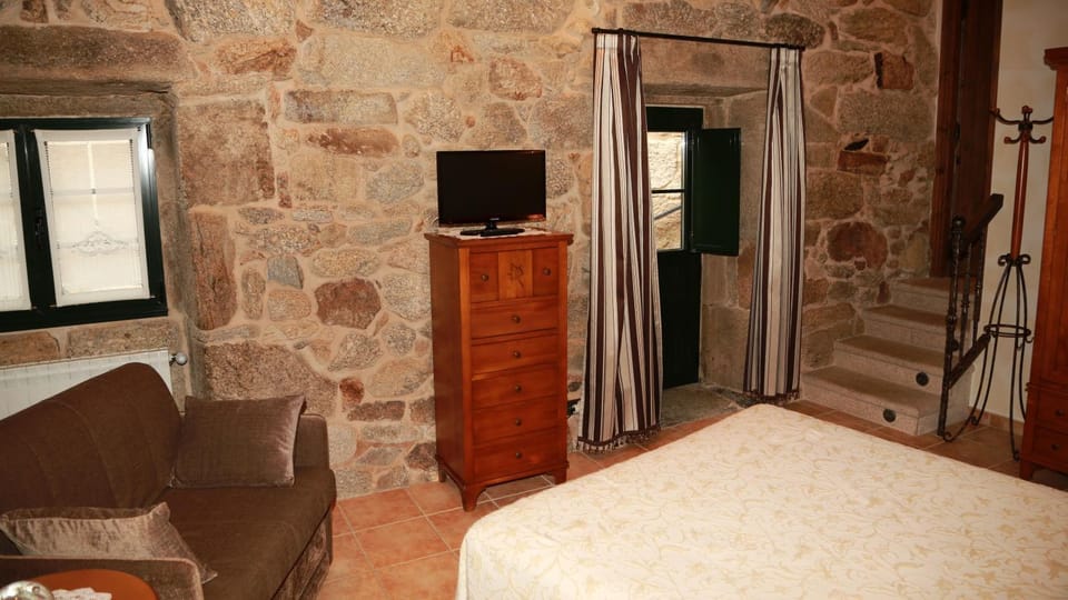 Bed, TV and multimedia, Bedroom