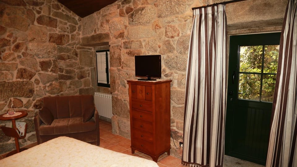 Bed, TV and multimedia, Bedroom