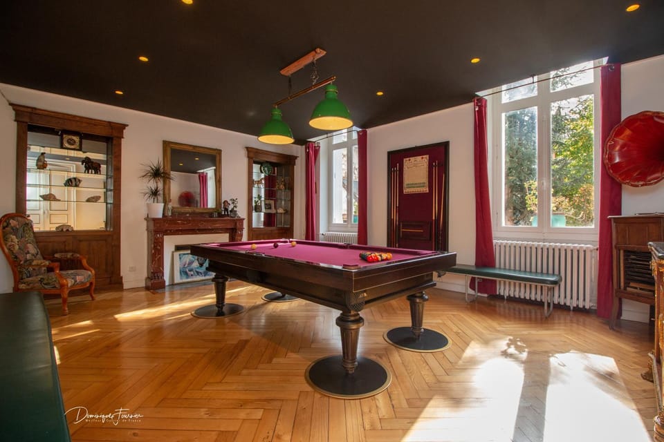 Billiard, Game Room