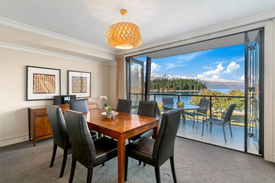 Natural landscape, View (from property/room), Balcony/Terrace, Living room, Seating area, Dining area, Lake view, Mountain view