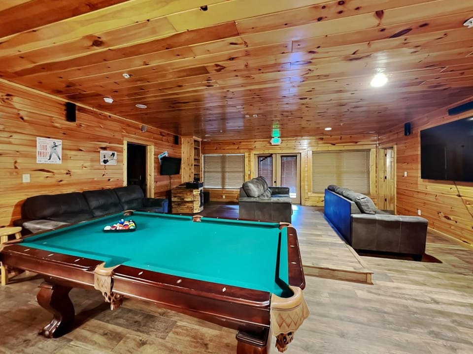 Billiard, Game Room, TV and multimedia, Living room, Seating area, furniture