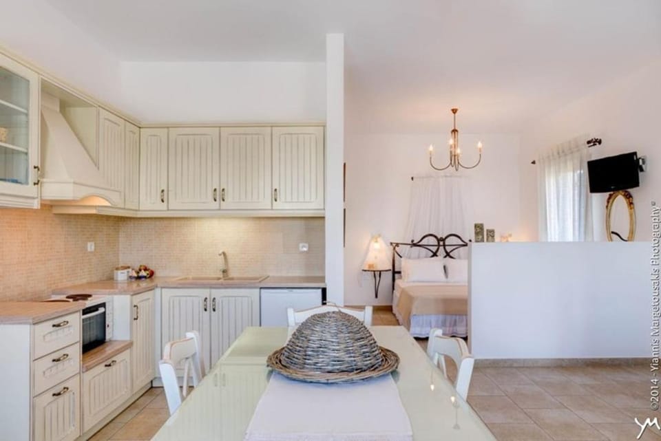 Kitchen or kitchenette, Photo of the whole room, Dining area, Bedroom