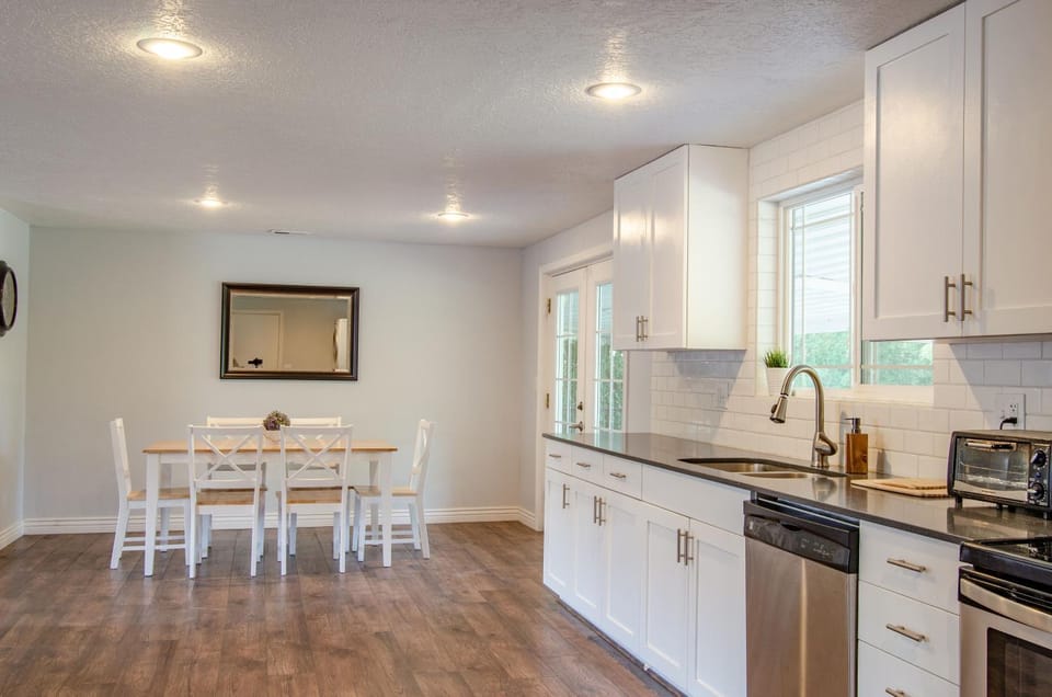 Never Stop Exploring- 3 bedroom 2 bath home of duplex, close to Zion, Bryce, and Brianhead Apartment in Cedar City