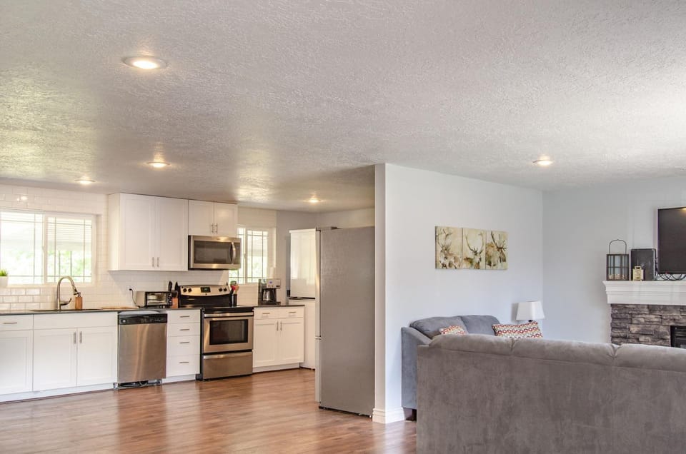Never Stop Exploring- 3 bedroom 2 bath home of duplex, close to Zion, Bryce, and Brianhead Apartment in Cedar City
