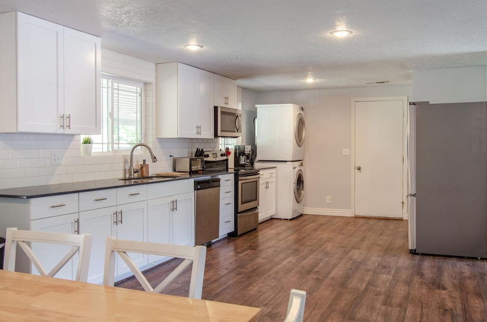 Never Stop Exploring- 3 bedroom 2 bath home of duplex, close to Zion, Bryce, and Brianhead Apartment in Cedar City