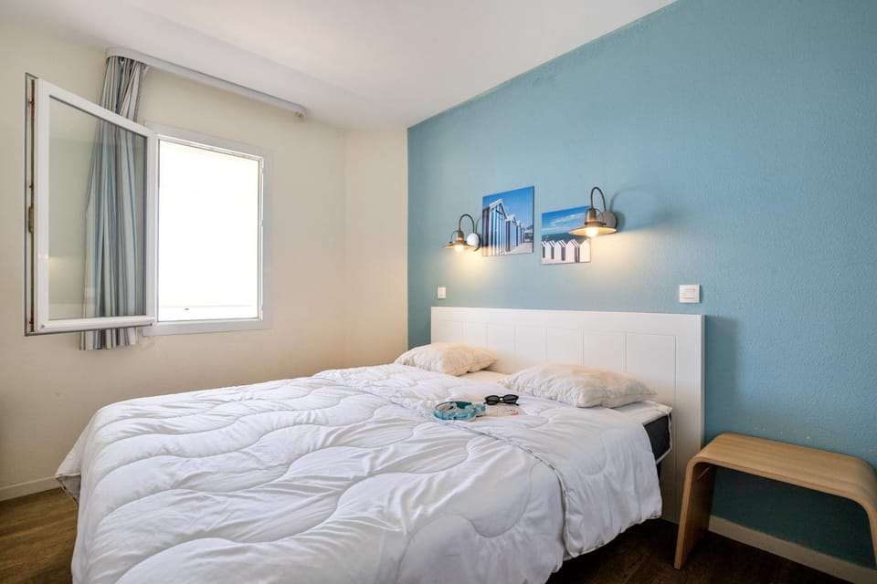 Bed, Day, Photo of the whole room, Bedroom, towels