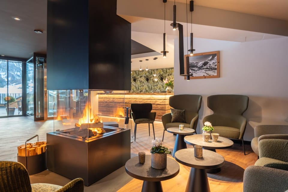 Seating area, fireplace