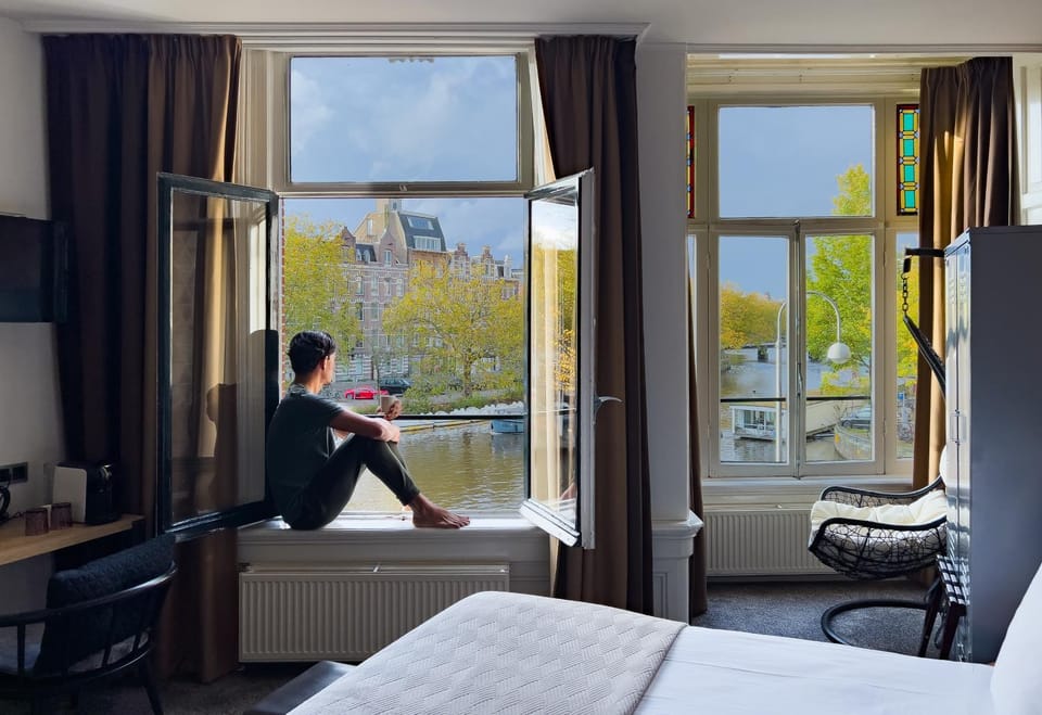 Bed, People, Seating area, Bedroom, River view, hair dresser