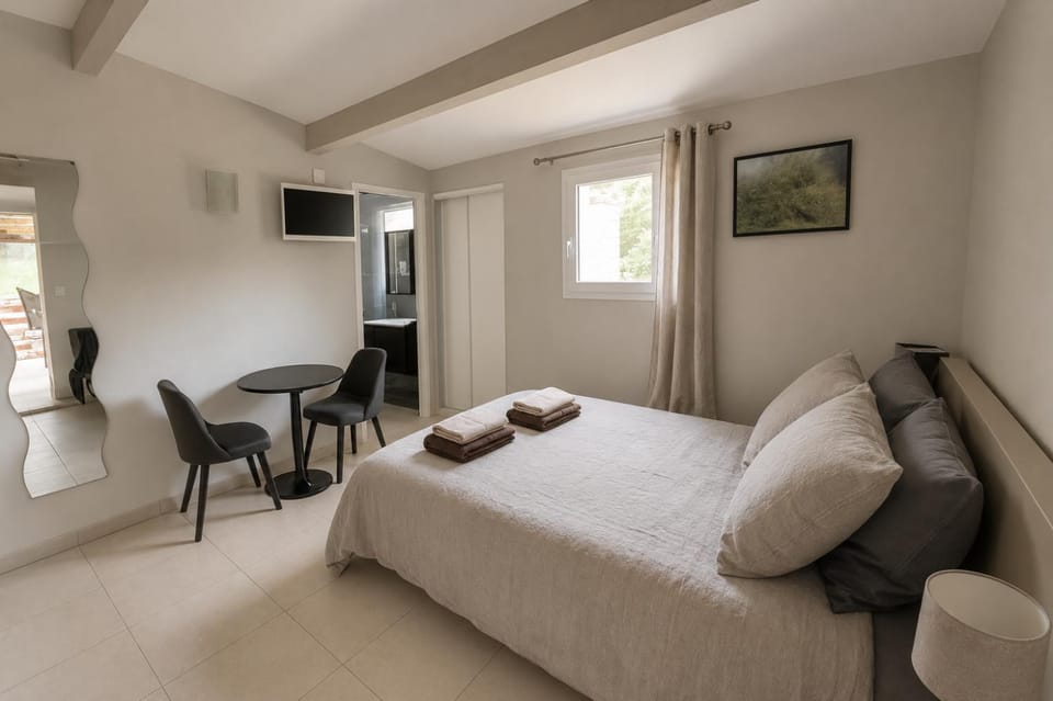 Bed, TV and multimedia, Living room, Photo of the whole room, Bedroom