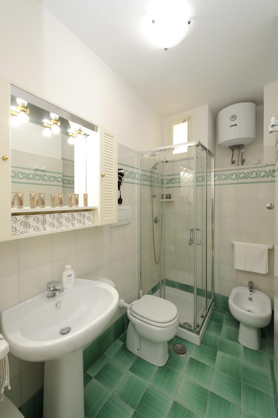 Shower, Toilet, Bathroom, bidet, towels