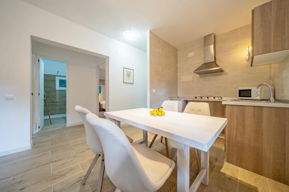 Kitchen or kitchenette, Dining area