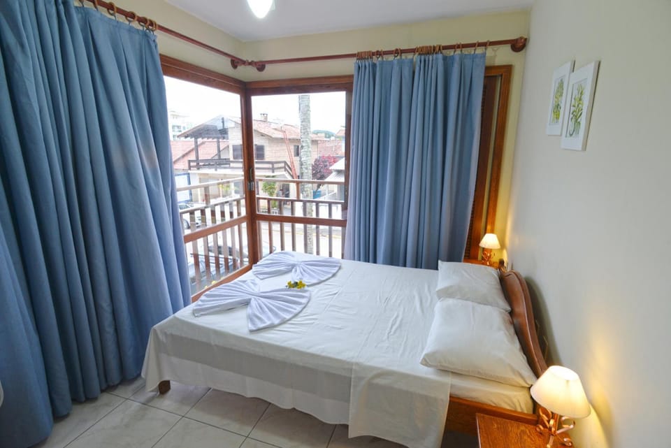 Bed, View (from property/room), Photo of the whole room, Decorative detail, Bedroom, towels