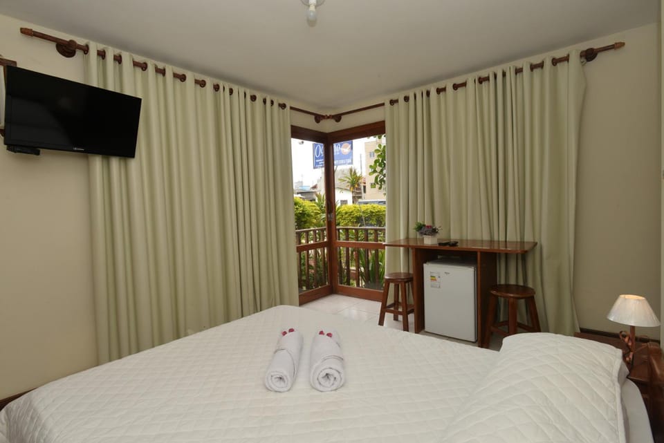 Bed, TV and multimedia, oven, towels