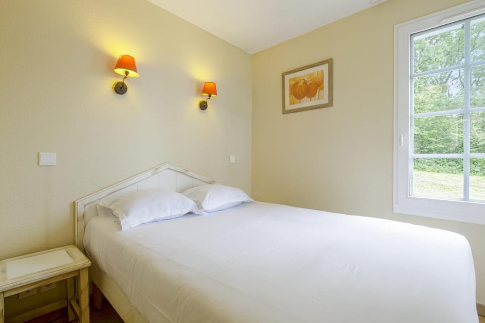 Bed, Day, Photo of the whole room, Bedroom