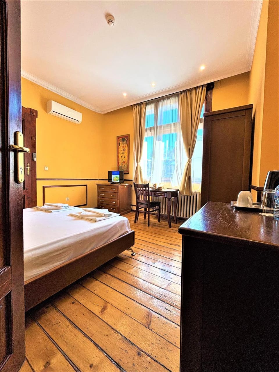 Bed, TV and multimedia, Photo of the whole room, Seating area, Bedroom, wardrobe, air conditioner