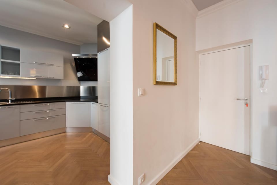 F3 Plein centre plage à 50 m (rue calme) parking possible Apartment in Saint-Raphael