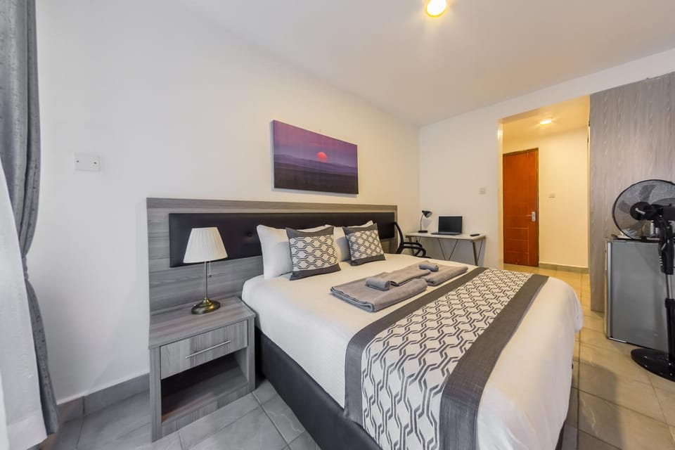 Bed, TV and multimedia, Photo of the whole room, Bedroom