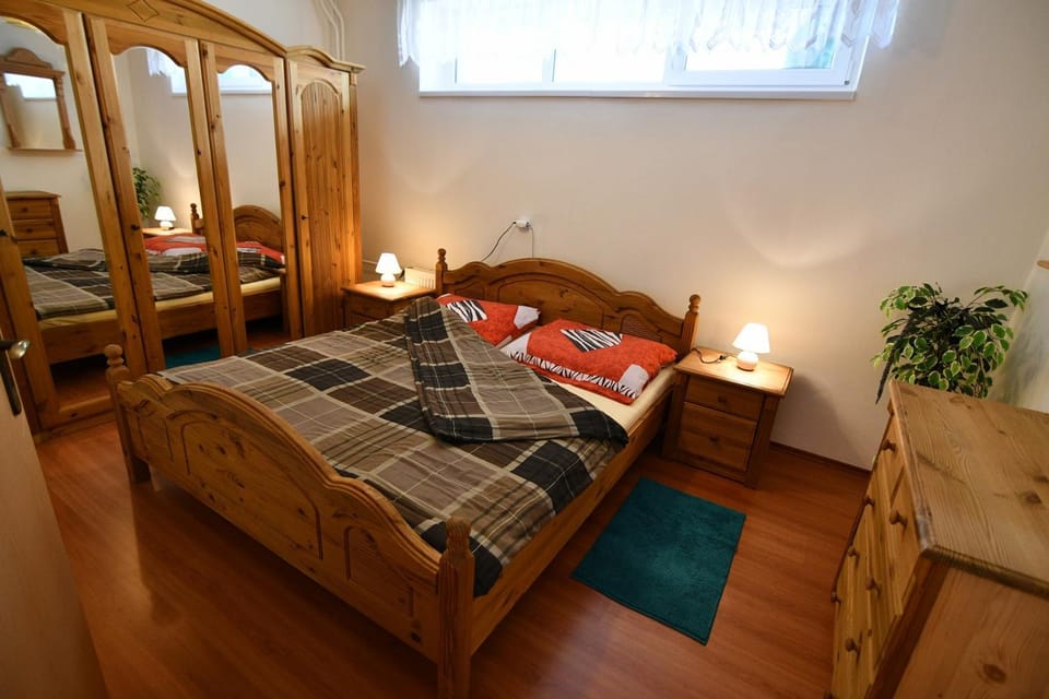 Photo of the whole room, Bedroom, wardrobe