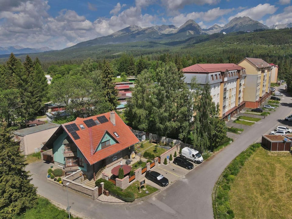 Neighbourhood, Natural landscape, Bird's eye view, Mountain view, Street view, Location, Parking
