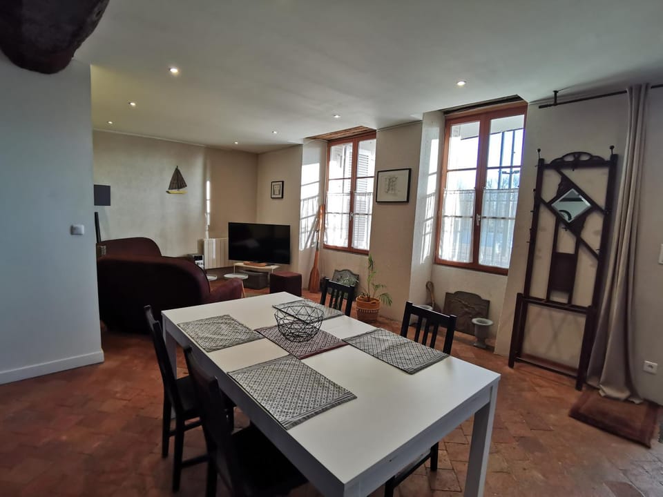 Seating area, Dining area, River view