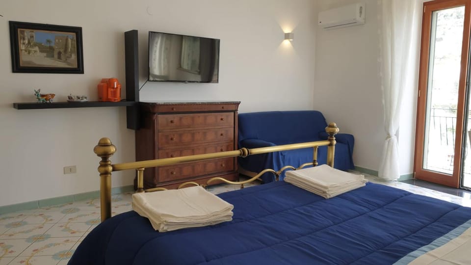 TV and multimedia, Photo of the whole room, Bedroom