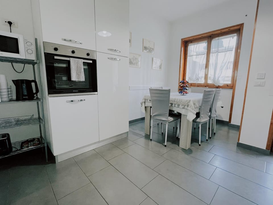 Dining area, oven, toaster