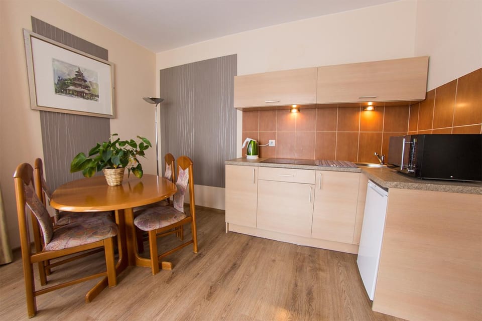 Kitchen or kitchenette, Living room, Other, Other, Other, Seating area, Dining area, stove