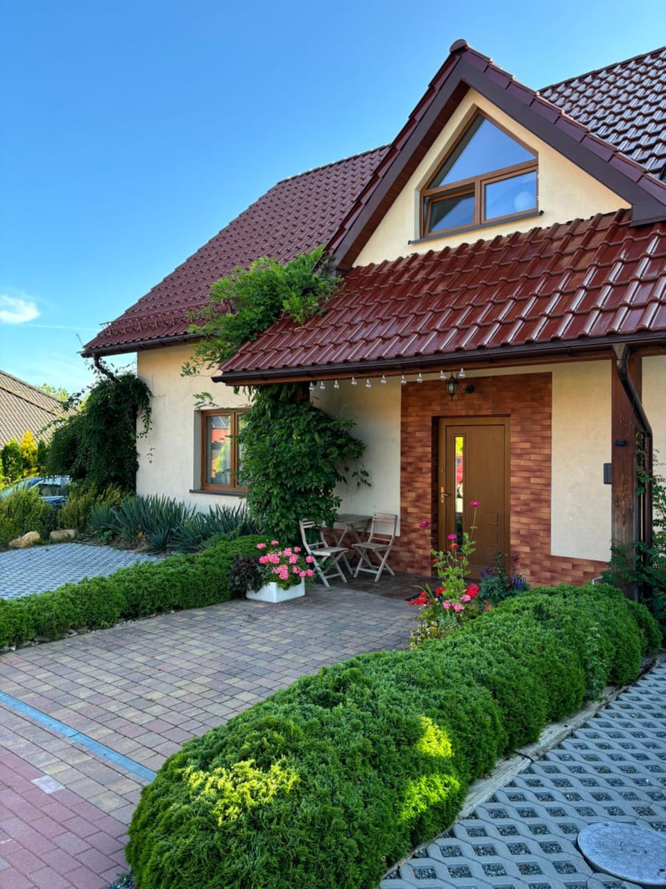 Property building, Facade/entrance, Garden, Parking