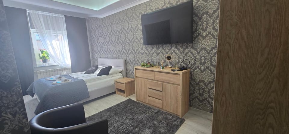 TV and multimedia, Living room, Seating area, Bedroom
