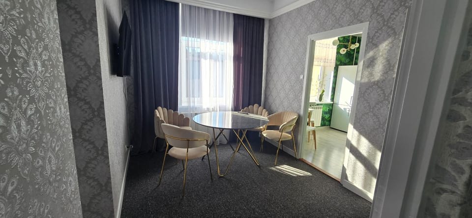 Living room, Seating area, Dining area