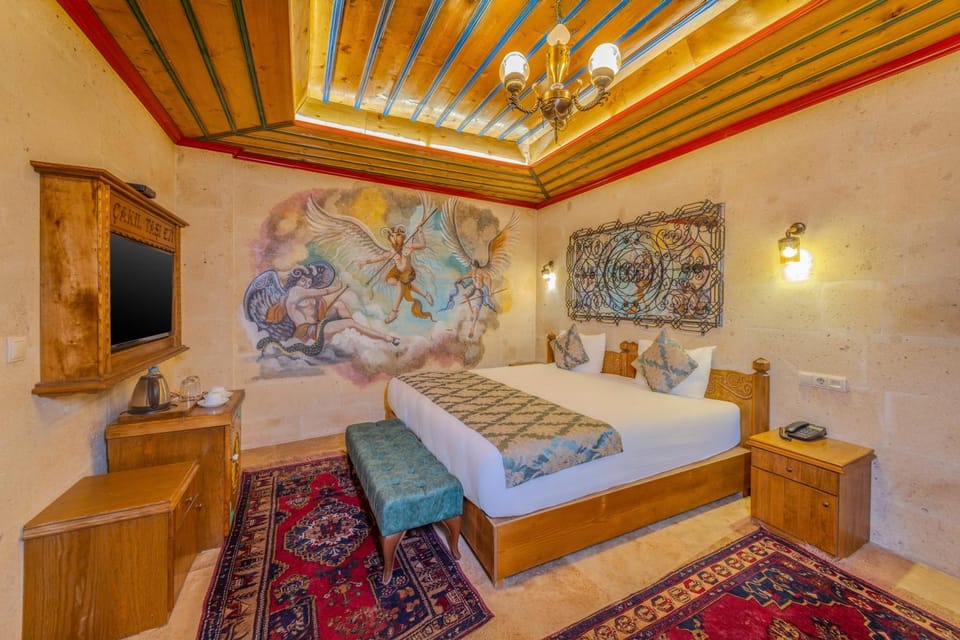 Bed, TV and multimedia, Photo of the whole room, Bedroom